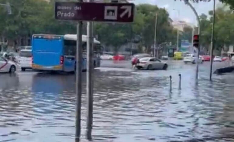 Una tromba de agua sorprende a Madrid y causa problemas en Metro, tráfico y Cercanías