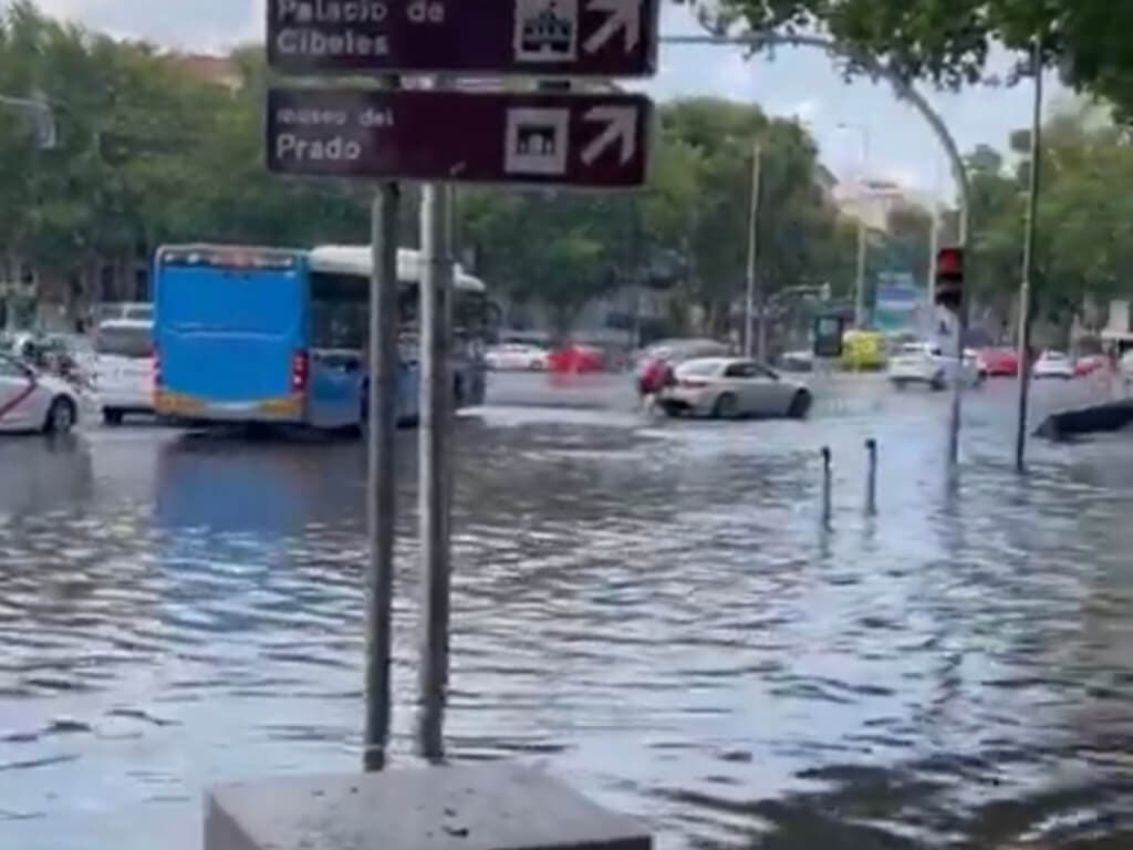 Una tromba de agua sorprende a Madrid y causa problemas en Metro, tráfico y Cercanías