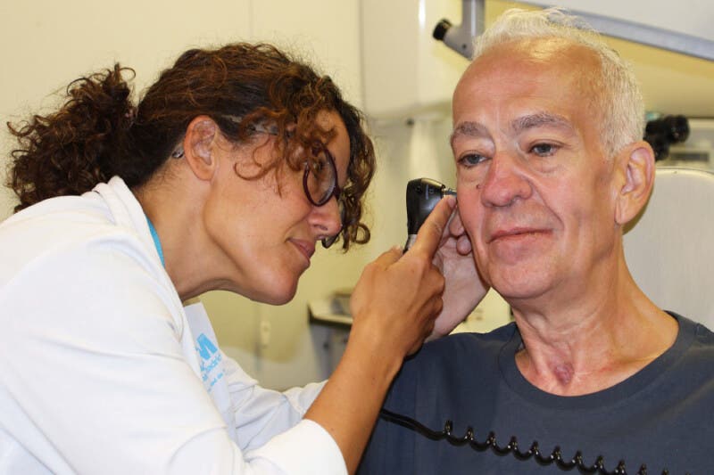 Otorrinos del Hospital de Torrejón advierten de los riesgos para los oídos en verano