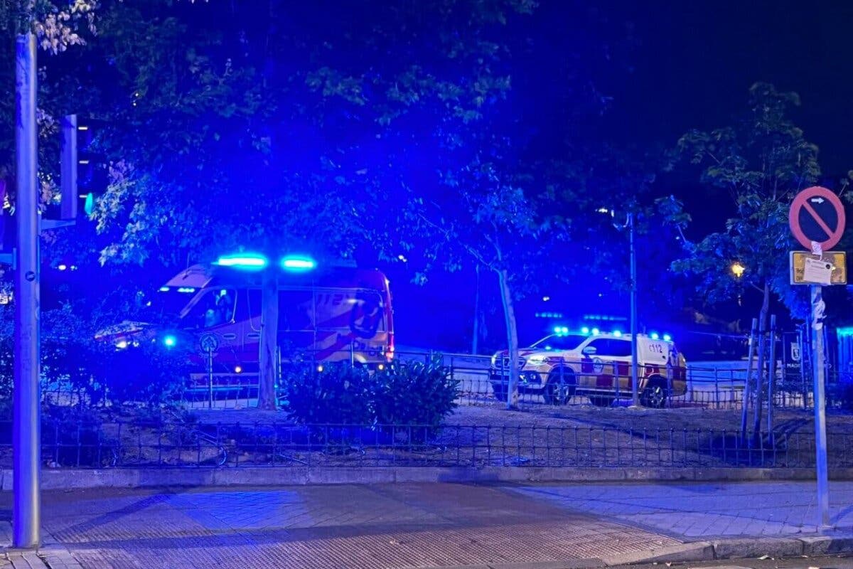 Herido grave un joven de 23 años tras ser apuñalado en un parque de Puente de Vallecas