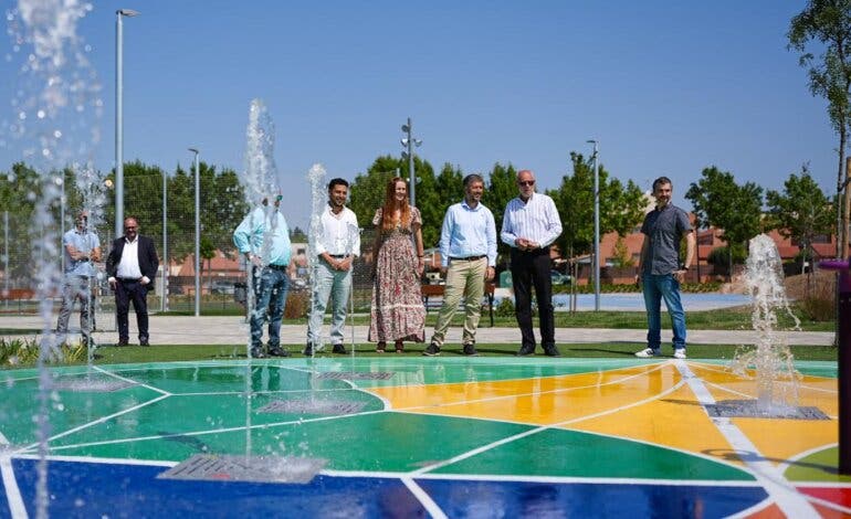 La Comunidad de Madrid renueva las zonas de ocio de Villalbilla con toboganes, fuentes, skate park y una pista para bicicletas BM