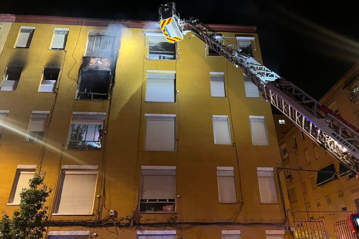 Herido grave un hombre de 63 años en el incendio de una vivienda en Ciudad Lineal 
