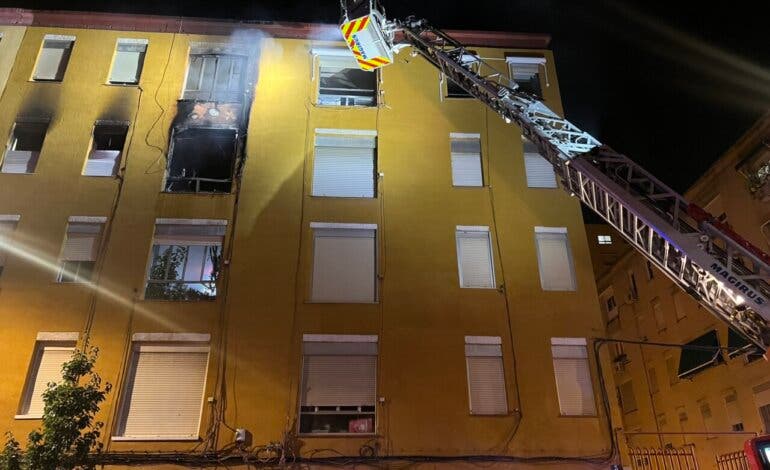 Herido grave un hombre de 63 años en el incendio de una vivienda en Ciudad Lineal 