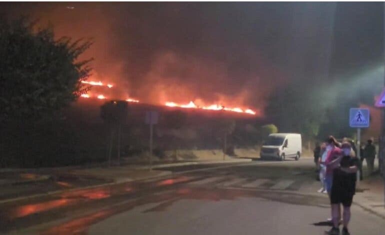 Extinguen un incendio de pasto esta madrugada en Arganda del Rey