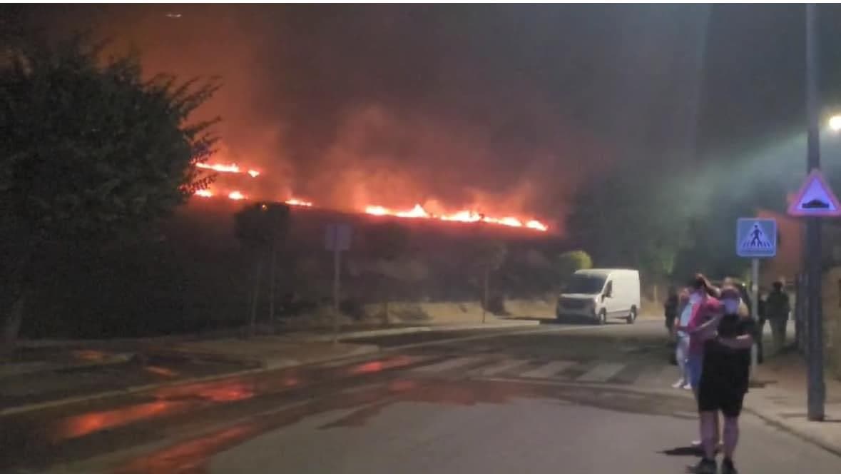 Extinguen un incendio de pasto esta madrugada en Arganda del Rey