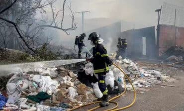 Controlado un incendio declarado esta tarde en una chatarrería en la Cañada Real