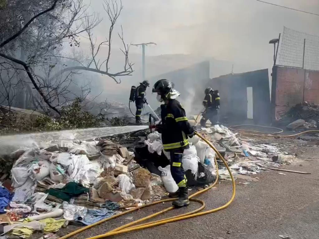 Controlado un incendio declarado esta tarde en una chatarrería en la Cañada Real