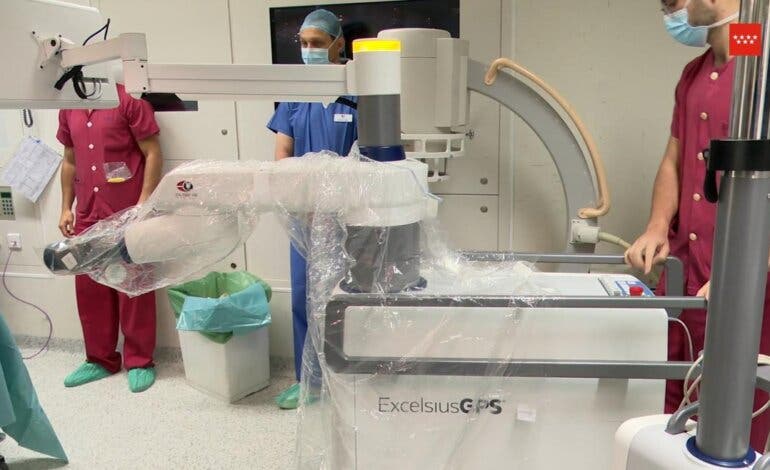 La sanidad pública de Madrid, primera de Europa en tratar la hidrocefalia con un brazo robótico