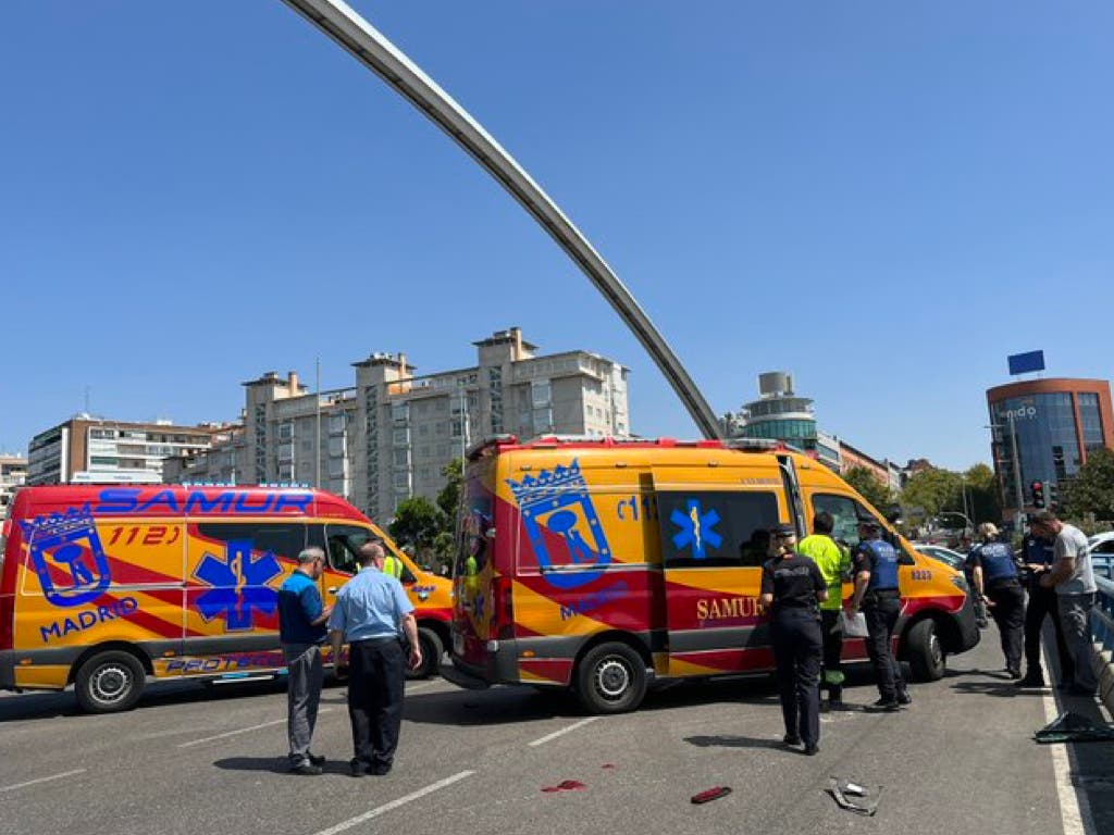 Seis heridos, entre ellos un niño de 5 años, al colisionar un autobús de la EMT y un coche en Madrid