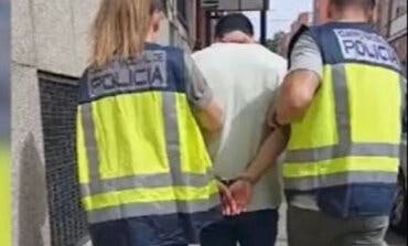 Liberan a una mujer en Puente de Vallecas retenida por su pareja junto a su bebé: llevaba 24 horas sin comer