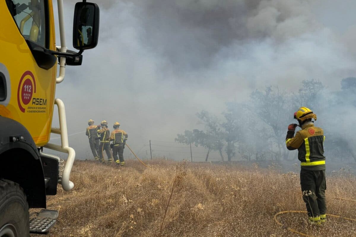Desalojadas todas las viviendas de una urbanización por un incendio de pastos en Tres Cantos