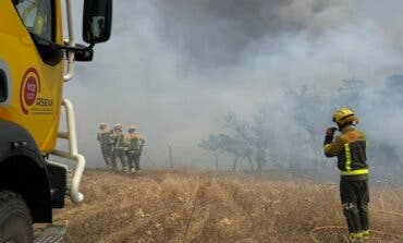 Desalojadas todas las viviendas de una urbanización por un incendio de pastos en Tres Cantos