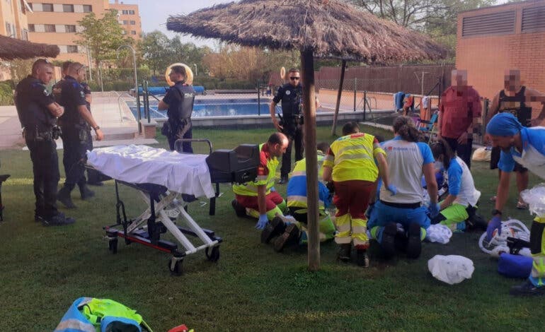 Salvan la vida a una mujer tras sufrir una parada cardiorrespiratoria en una piscina en Las Tablas