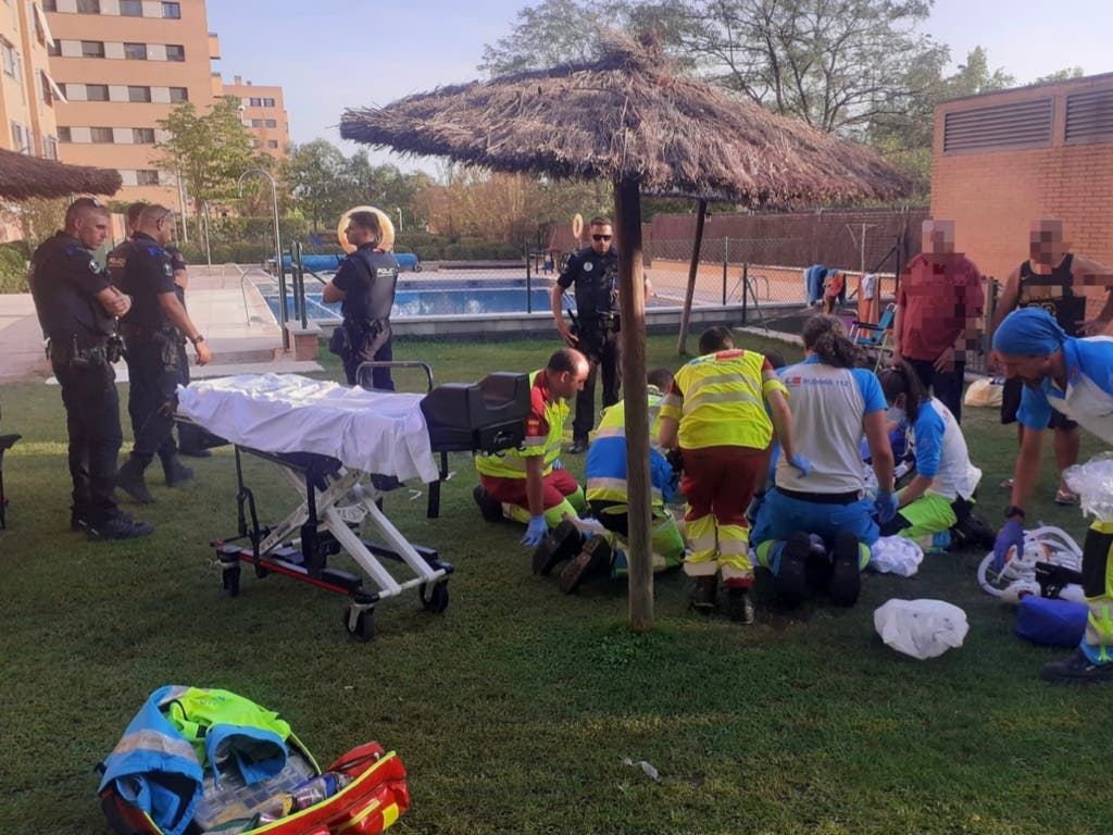 Salvan la vida a una mujer tras sufrir una parada cardiorrespiratoria en una piscina en Las Tablas