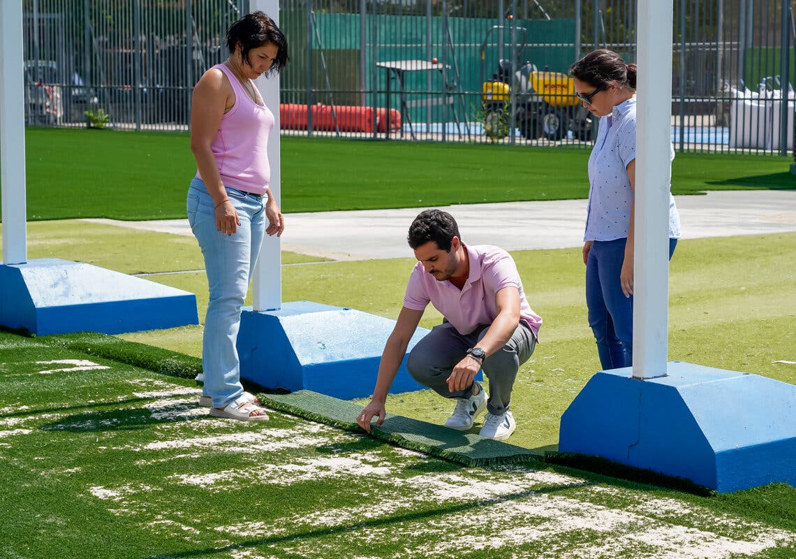 Torrejón cambia el césped artificial de los campos de fútbol 7 de la calle Florencia
