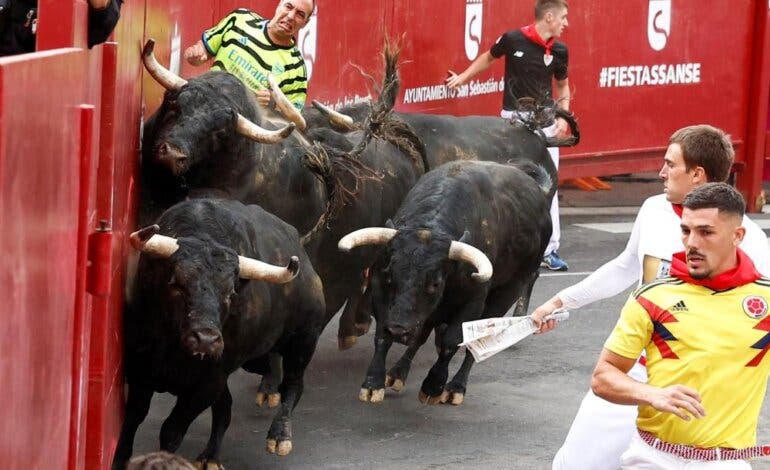 Un corredor recibe un impresionante golpe de la manada en el quinto encierro de las Fiestas de Sanse
