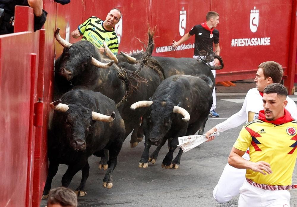 Un corredor recibe un impresionante golpe de la manada en el quinto encierro de las Fiestas de Sanse