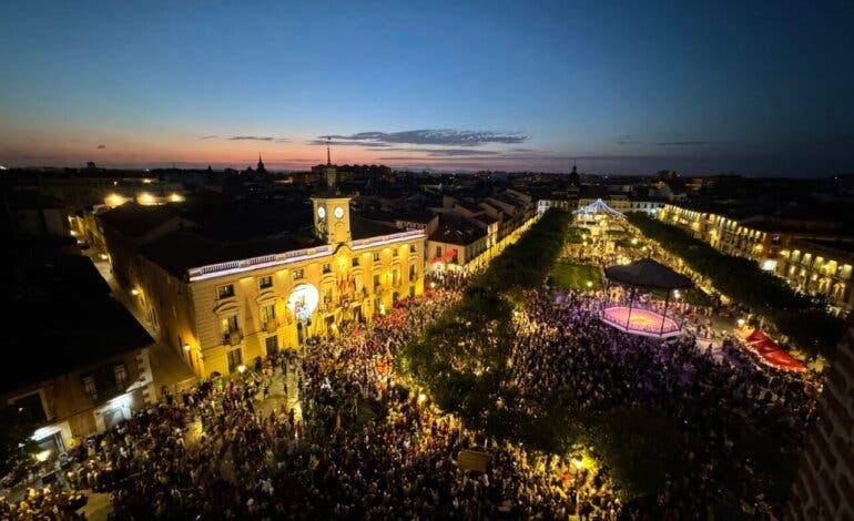 Malú, desfile de carrozas y fuegos artificiales para despedir las Ferias de Alcalá de Henares