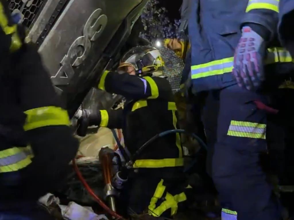 Muere un camionero de 30 años tras volcar el tráiler que conducía en la A-1