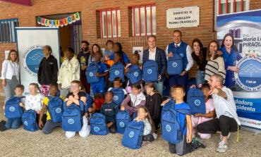 Torrejón entrega material escolar a un centenar de menores de familias vulnerables de la ciudad 