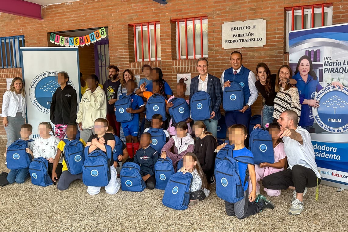 Torrejón entrega material escolar a un centenar de menores de familias vulnerables de la ciudad 