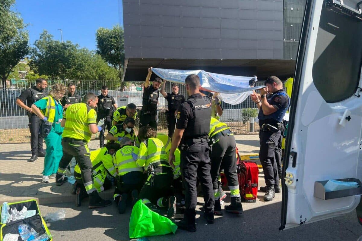 Herida grave una mujer en Entrevías tras discutir con su pareja e intentar subirse por la ventanilla a un coche en marcha