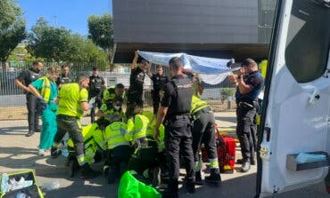 Herida grave una mujer en Entrevías tras discutir con su pareja e intentar subirse por la ventanilla a un coche en marcha