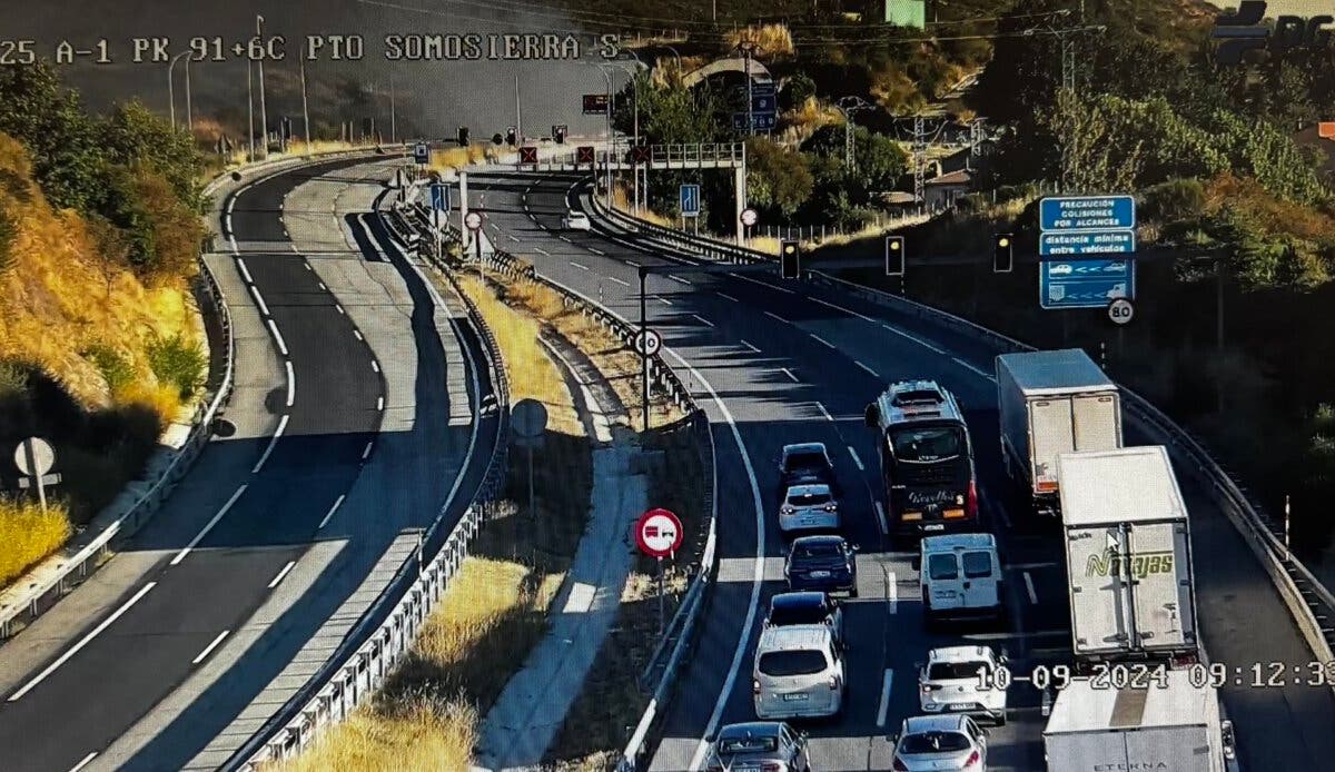 Muere el conductor de una furgoneta que ha salido ardiendo en un accidente en la A-1
