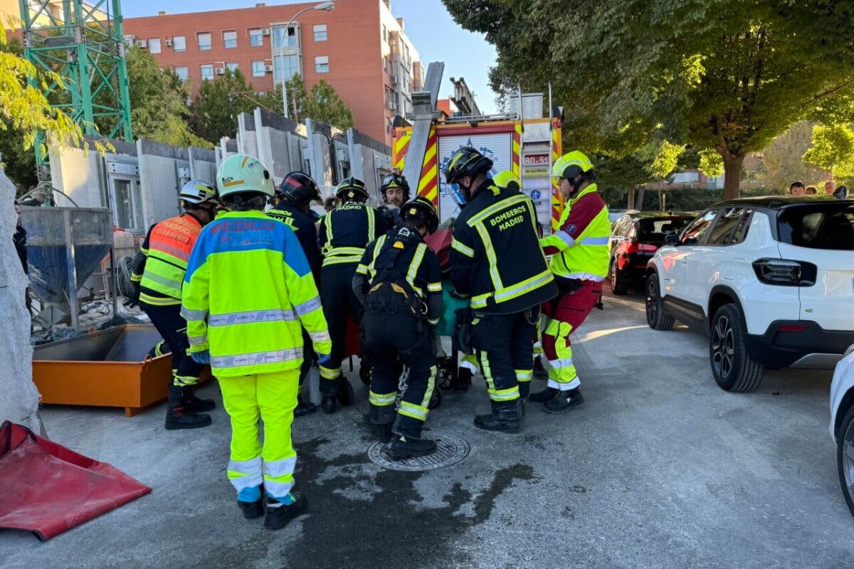 Herido grave un trabajador al ser golpeado en la cabeza por una pluma hormigonera en Madrid