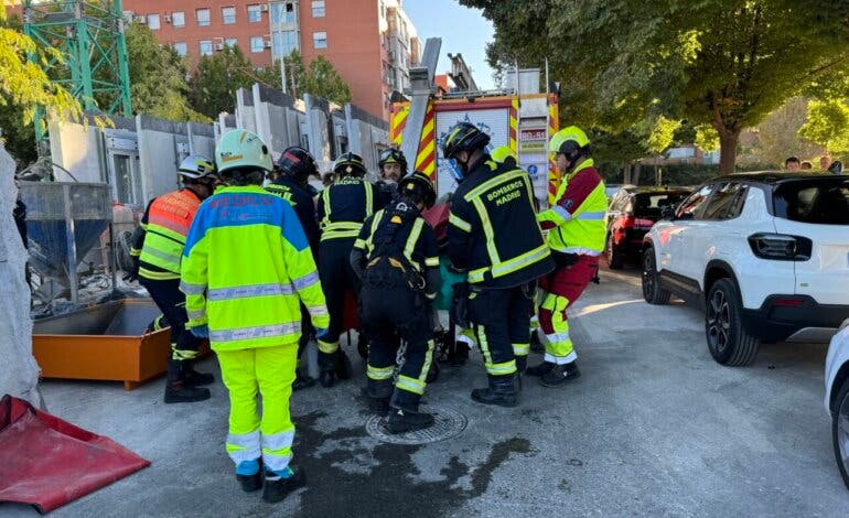 Herido grave un trabajador al ser golpeado en la cabeza por una pluma hormigonera en Madrid