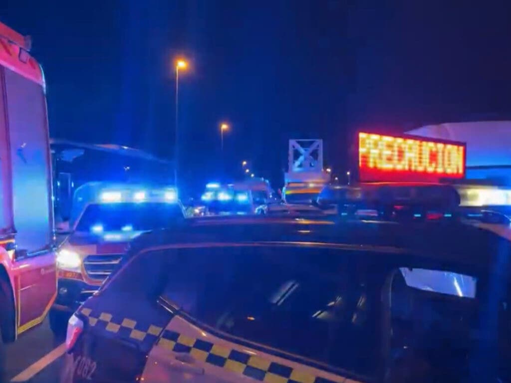Tres muertos y dos heridos graves en un accidente provocado por un kamikaze en la A-6