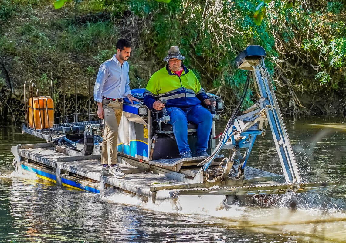 El barco anfibio de Torrejón vuelve al río Henares contra los mosquitos