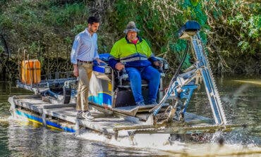El barco anfibio de Torrejón vuelve al río Henares contra los mosquitos