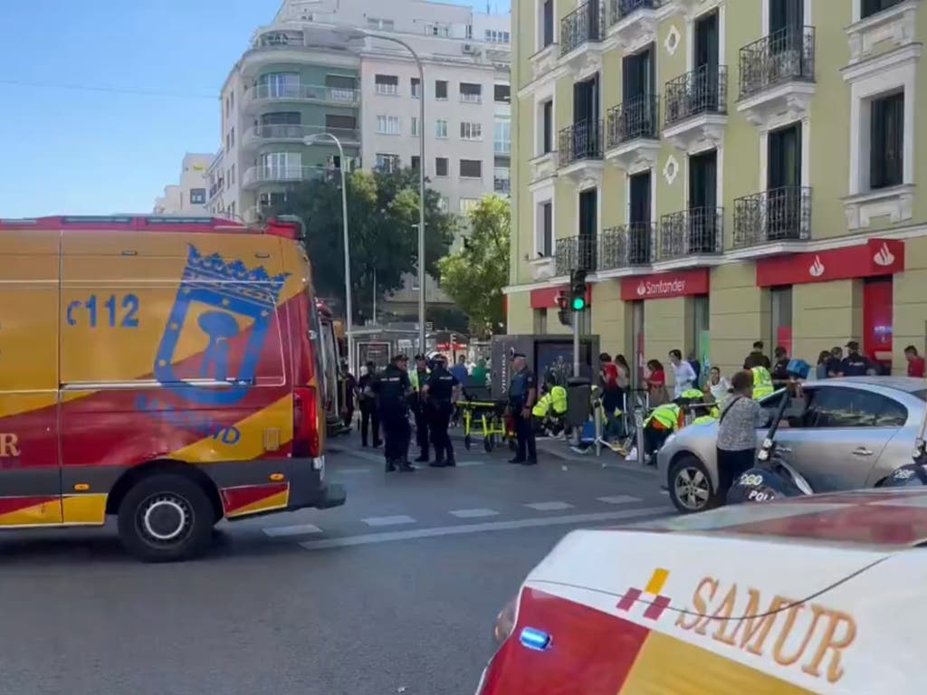 Siete heridos, entre ellos un bebé, tras ser atropellados por un coche de Policía en Madrid