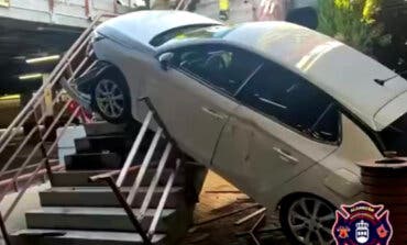 Un coche cae por las escaleras del parking del centro comercial X-Madrid