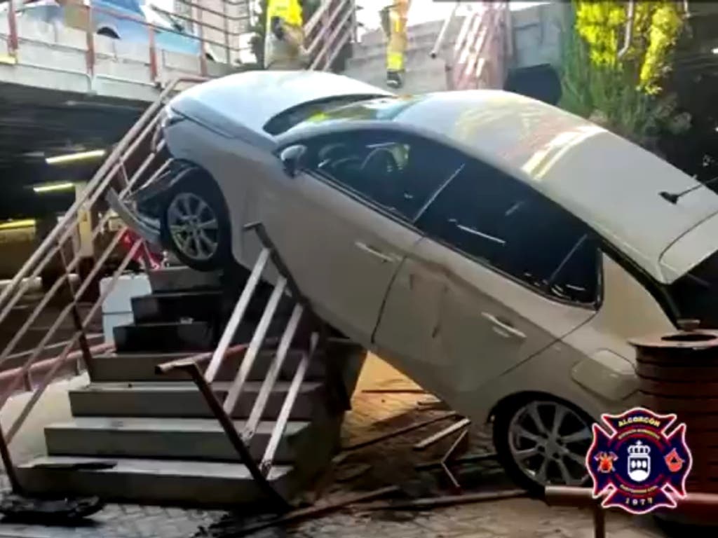 Un coche cae por las escaleras del parking del centro comercial X-Madrid