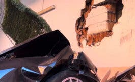 Un conductor empotra su coche contra un supermercado en San Blas  
