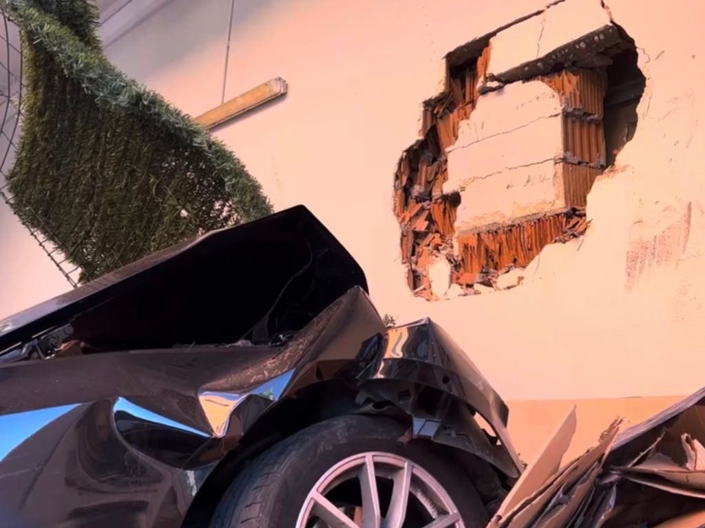 Un conductor empotra su coche contra un supermercado en San Blas  