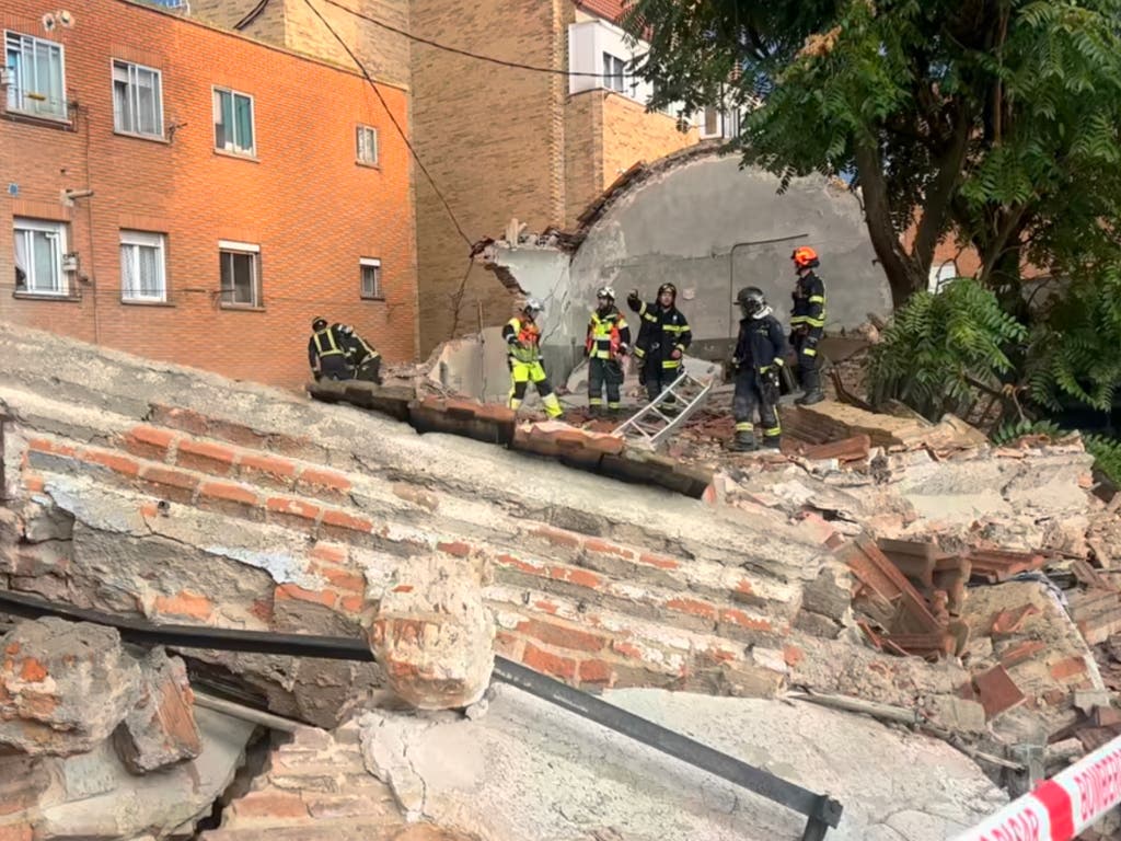 Herido grave un hombre tras el derrumbe de una nave en Carabanchel