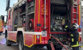 Un incendio en un concesionario calcina dos coches y obliga a desalojar un hotel en Alcobendas