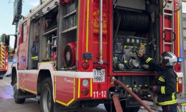 Un incendio en un concesionario calcina dos coches y obliga a desalojar un hotel en Alcobendas