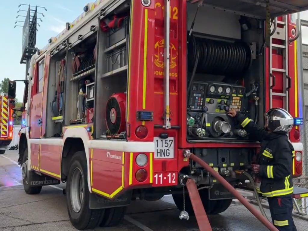 Un incendio en un concesionario calcina dos coches y obliga a desalojar un hotel en Alcobendas