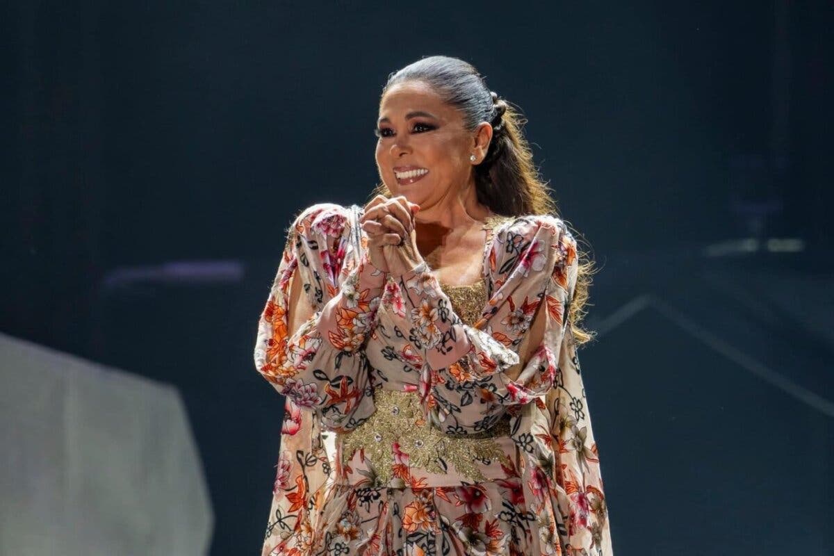 Isabel Pantoja conquista Alcalá de Henares en el penúltimo concierto de su gira por España