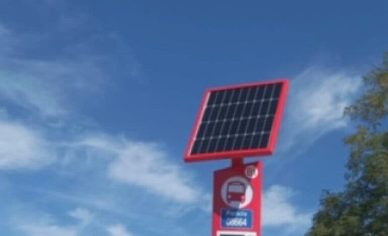 La Comunidad de Madrid renueva marquesinas de autobús y postes de iluminación en Coslada