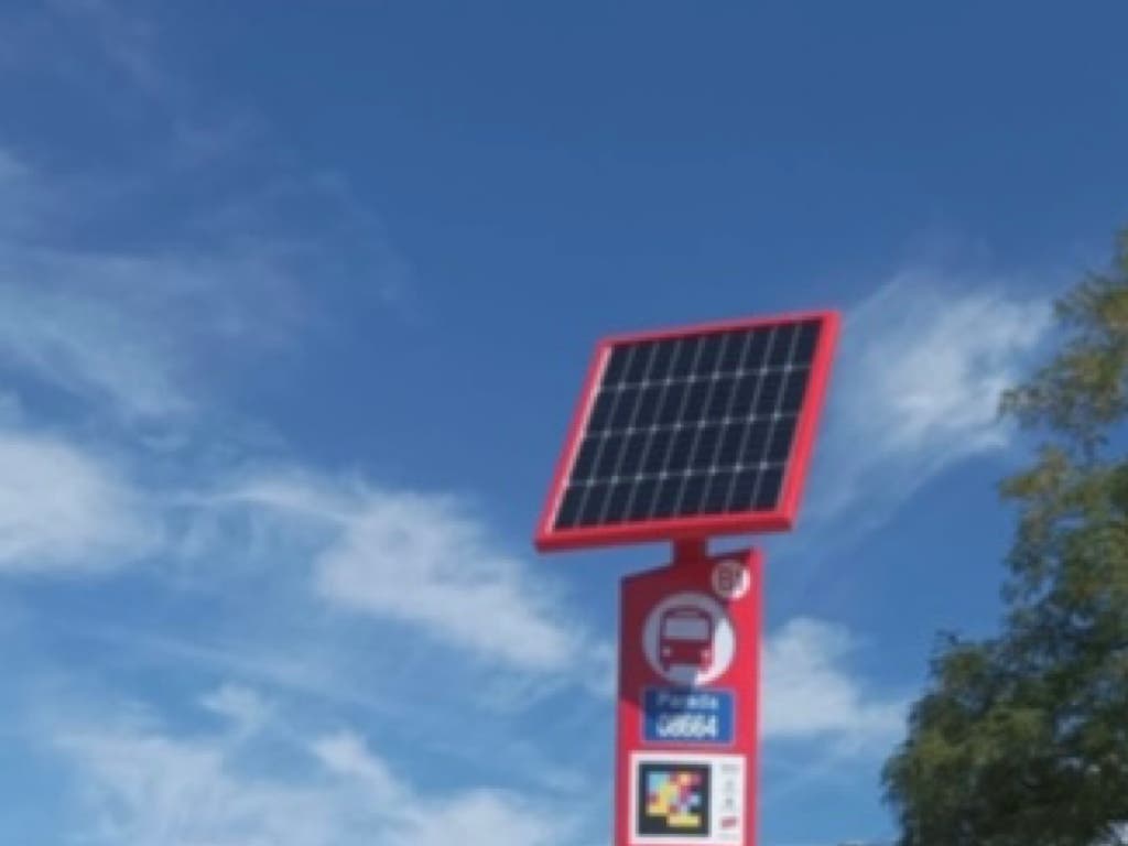 La Comunidad de Madrid renueva marquesinas de autobús y postes de iluminación en Coslada