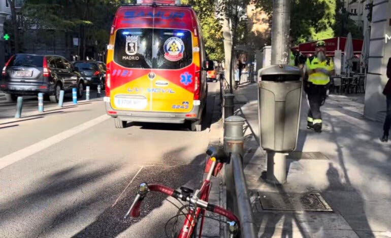 Herido grave un ciclista tras ser arrollado por un coche en un carril bici en Madrid 