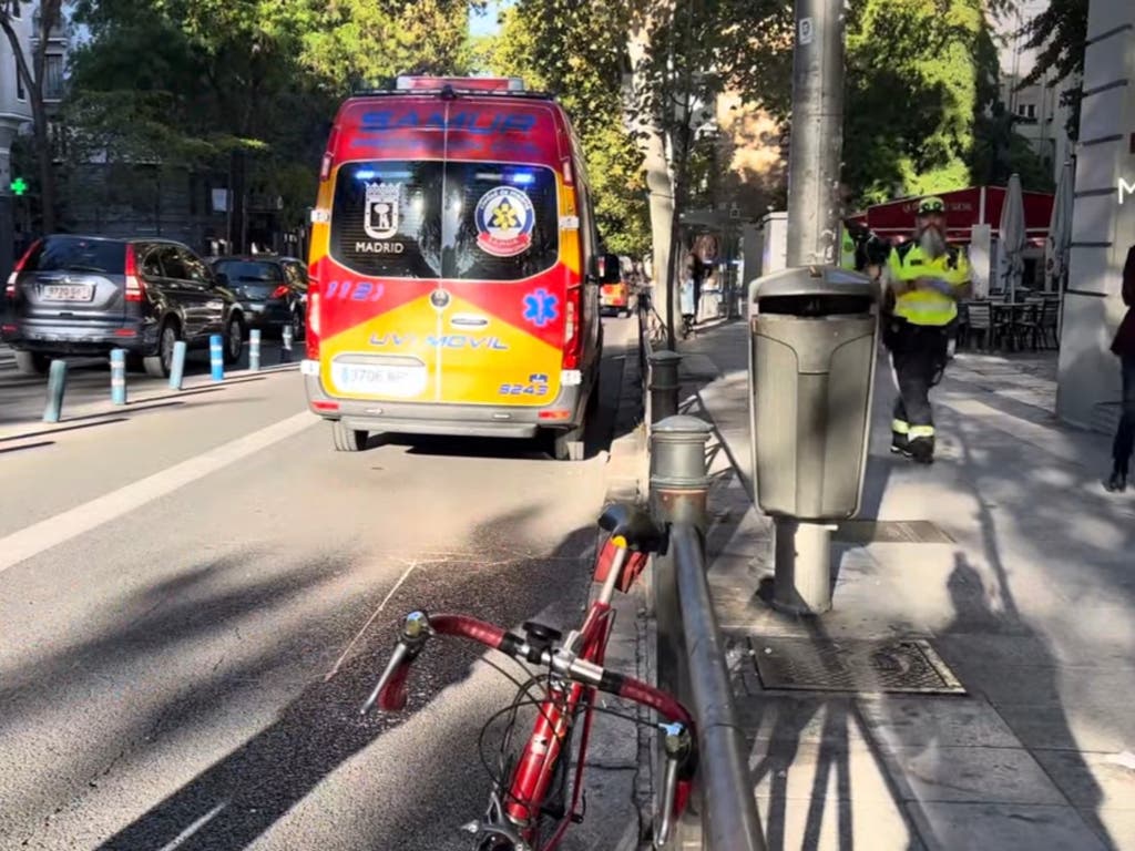 Herido grave un ciclista tras ser arrollado por un coche en un carril bici en Madrid 