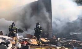 Registrado un incendio en una nave repleta de basura y enseres en la Cañada Real 