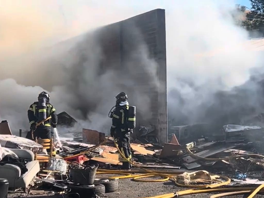 Registrado un incendio en una nave repleta de basura y enseres en la Cañada Real 