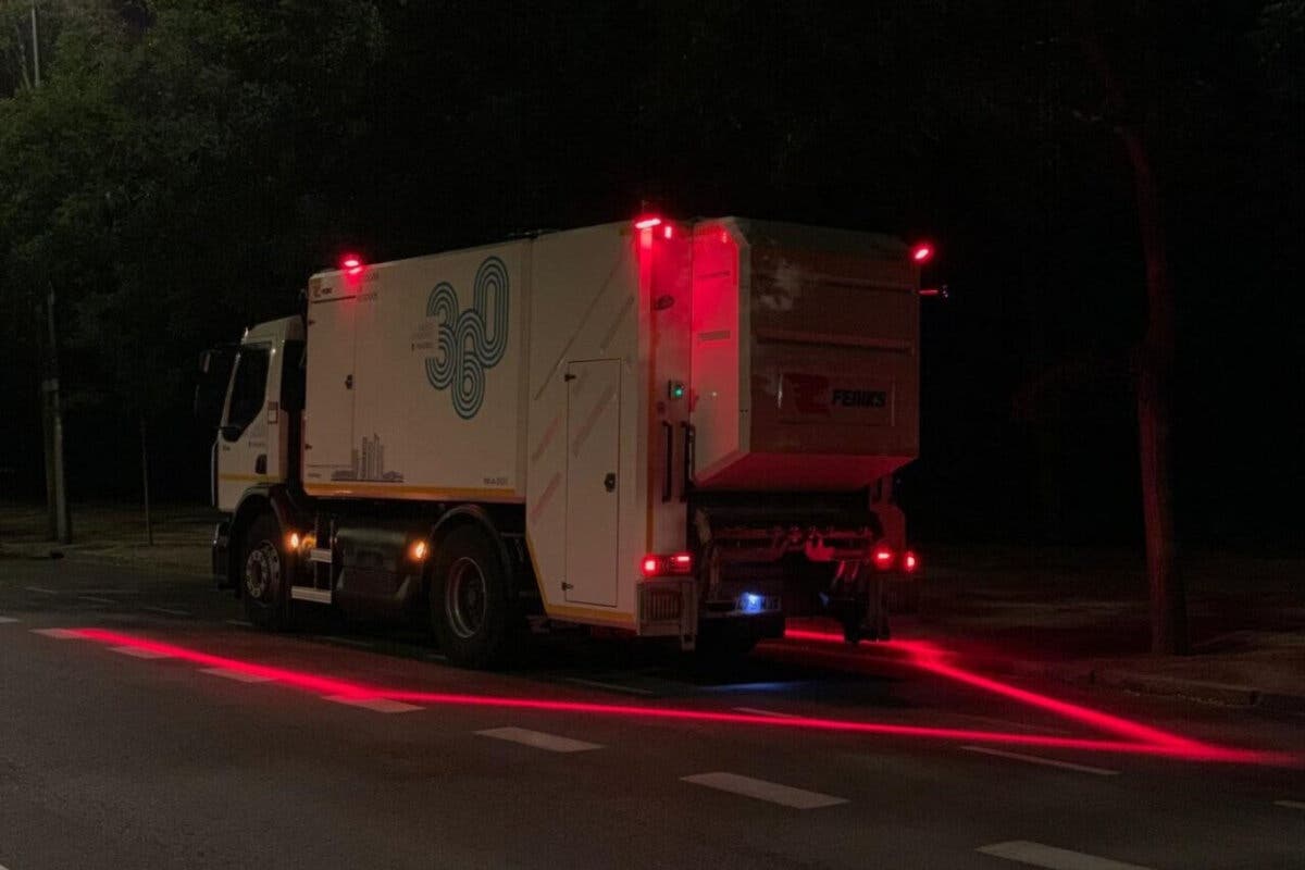 Así es la nueva iluminación de los camiones de la basura de Madrid: un haz de luz en el suelo para mejorar la seguridad 